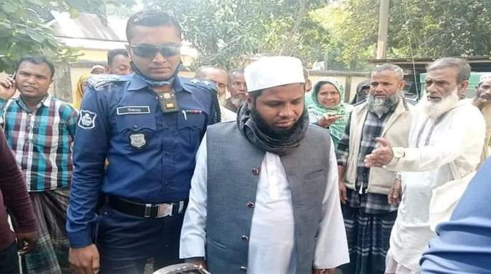 পলাশবাড়ীর কৃষি কর্মকর্তার ব‍্যাগ থেকে টাকা নিয়ে পালানোর সময় ১ ব‍্যক্তি আটক।