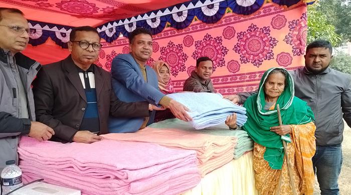 সাঘাটায় দুস্থ শীতার্তদের পাশে দাঁড়িয়েছে টিএমএসএস