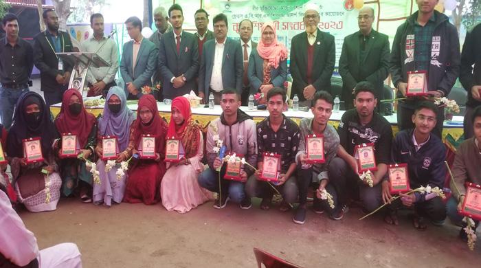 সাদুল্লাপুরে এসএসসিতে জিপিএ-৫ প্রাপ্ত কৃতী শিক্ষার্থীদের সংবর্ধনা প্রদান