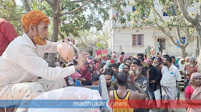 ভ্রাম্যমাণ ট্রাকের টিসিবির পণ্যে স্বস্তি মিললেও নাভিশ্বাসে নওগাঁর ভোক্তারা