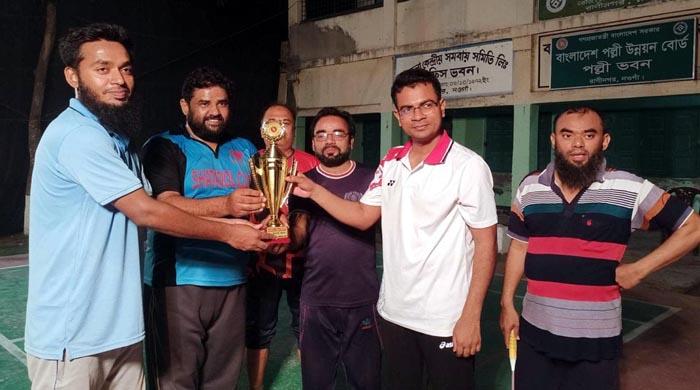 রাণীনগরে বিজয় দিবস বাডমিন্টন টুর্নামেন্টে ইউএনও দল বিজয়ী