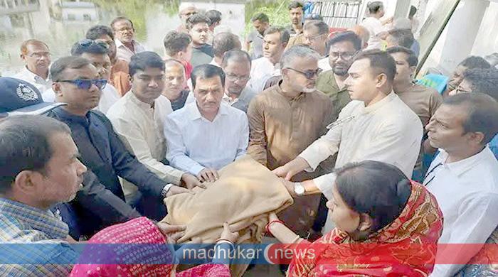 নওগাঁয় অগ্নিকাণ্ডে সব হারানো দুই পরিবার পেলো সরকারি সহায়তা