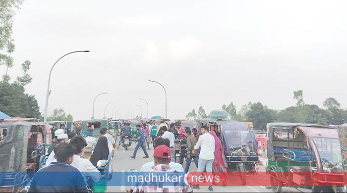 সেতুর ওপর উপচে পড়া ভির যাত্রী সাধারনের চলাচল বিঘ্নিত