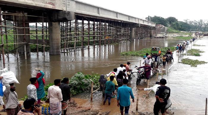 ঘোড়াঘাট-পলাশবাড়ী করতোয়া নদীতে ঝুঁকি নিয়ে মানুষের পারাপার