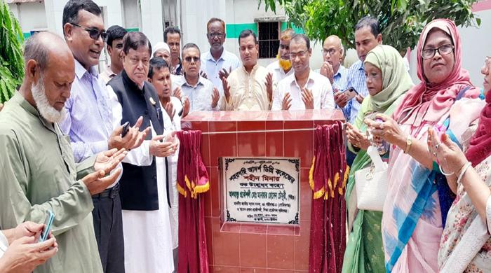 গোবিন্দগঞ্জের শহরগছি আদর্শ ডিগ্রী কলেজের নব-নির্মিত শহীদ মিনার উদ্বোধন