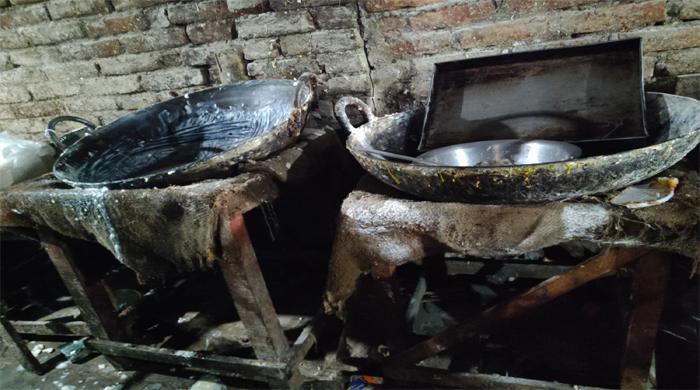 নওগাঁয় অস্বাস্থ্যকর পরিবেশে খাবার তৈরির অভিযোগে জরিমানা