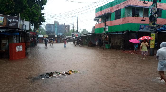 দিনাজপুরে টানা ভারী বর্ষণে জলাবদ্ধতা