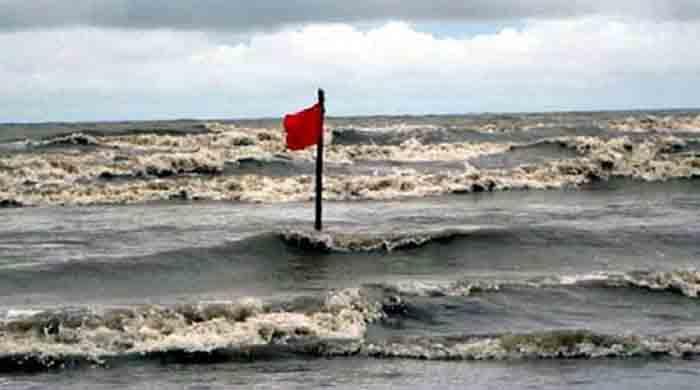 মোংলা-পায়রায় ৭, চট্টগ্রাম-কক্সবাজারে ৬ নম্বর বিপদ সংকেত 