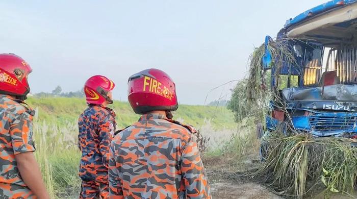 এক্সপ্রেসওয়েতে নিয়ন্ত্রণ হারিয়ে যাত্রীবাহী বাস খাদে: নিহত ৩, আহত ১৬