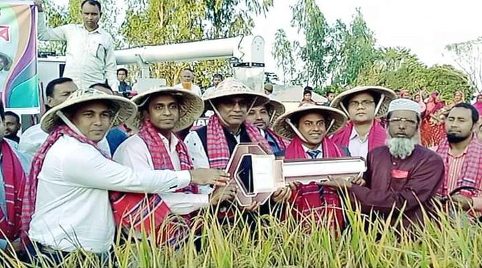 সাঘাটায় নবান্নের ধান কাটা উৎসব, হারভেস্টার মেশিন বিতরণ