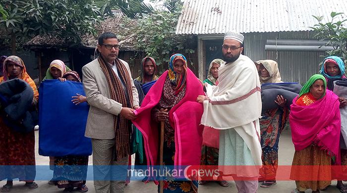 সুন্দরগঞ্জের দুর্গম চরে কম্বল বিতরণ