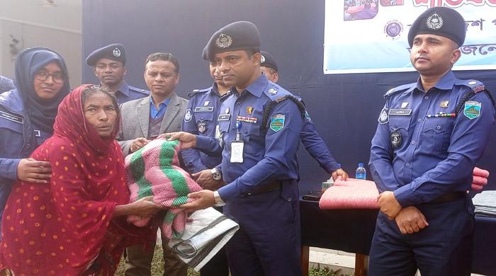 নওগাঁয় পুলিশ সার্ভিস এ্যাসোসিয়েশনের ৫শ কম্বল বিতরনণ