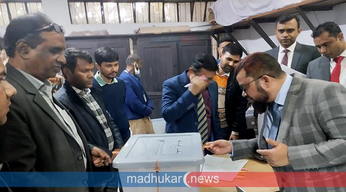 গাইবান্ধার পাঁচটি আসনে পোস্টাল ব্যালটের বাক্স প্রস্তুত করলেন রিটার্নিং কর্মকর্তা