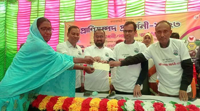 ফুলবাড়ীতে প্রাণিসম্পদ প্রদর্শনী ও শ্রেষ্ঠ খামারীদের পুরস্কার বিতরণ