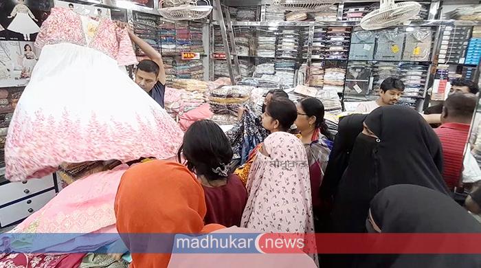 গোবিন্দগঞ্জে জমে উঠেছে ঈদের কেনাকাটা