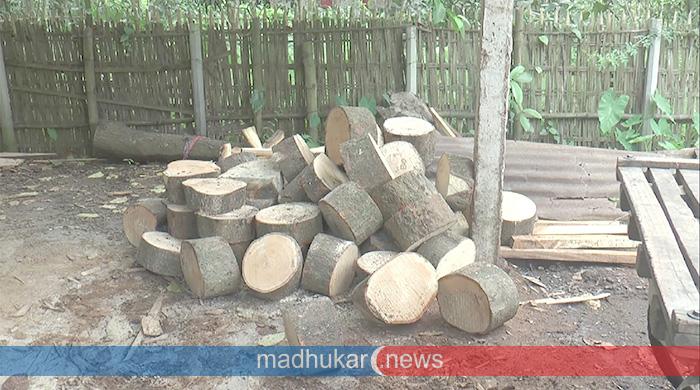 মাংস কাটার খাইট্টা তৈরিতে ব্যস্ত ছ-মিলের শ্রমিকরা 