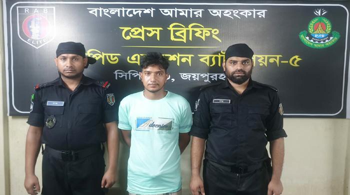 নওগাঁয় ১৯২ বোতল ফেনসিডিলসহ এক যুবক আটক