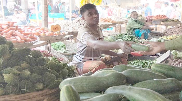 কাঁচাবাজার লাগামহীন, বেসামাল ক্রেতাগণ
