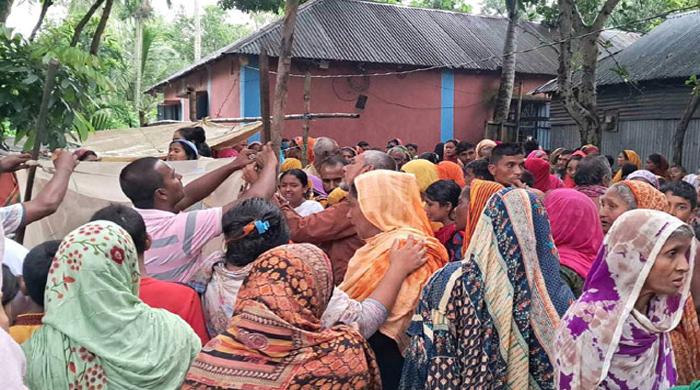 পলাশবাড়ীতে পুকুরপাড়ে পেয়ারা পাড়তে গিয়ে প্রাণ গেল দুই শিশুর