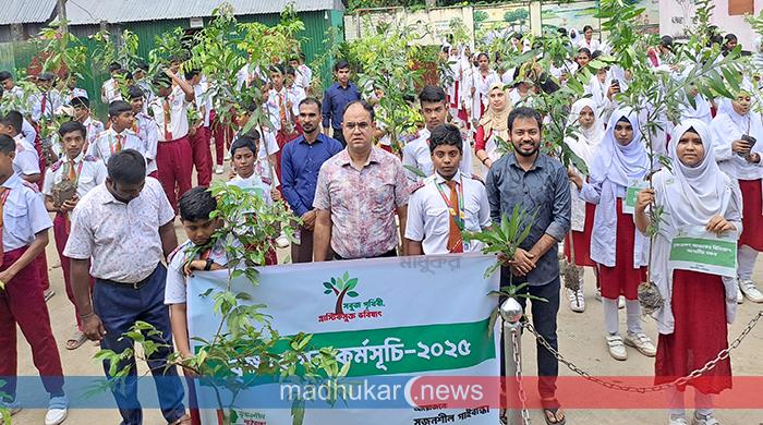 গাইবান্ধায় বিনামূল্যে শিশুদের হাতে ৫০০ গাছের চারা বিতরণ ও রোপন