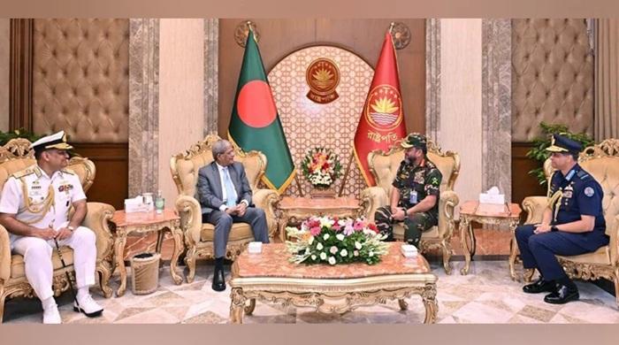 রাষ্ট্রপতির সঙ্গে তিন বাহিনীর প্রধানগণের সৌজন্য সাক্ষাৎ