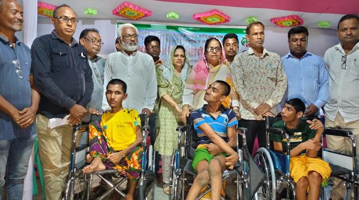 সুন্দরগঞ্জে হুইল চেয়ার ও সেলাই মেশিন বিতরণ