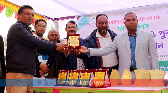 সমৃদ্ধির সংবাদ প্রকাশে অবদানের জন্য সম্মাননা পেলেন মাধুকরের বার্তা সম্পাদক মনা