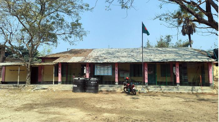 রাণীনগরে শিক্ষক পাঠদান করছেন শিক্ষা অফিসে, আশিজন শিক্ষার্থীদেরকে পাঠদান করছেন একজন শিক্ষক