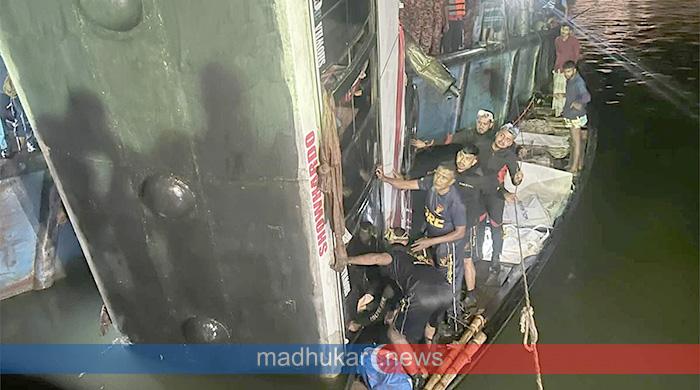 ফেরিতে ওঠার সময় যাত্রীবাহী বাস নদীতে: ২৩ জনের মরদেহ উদ্ধার