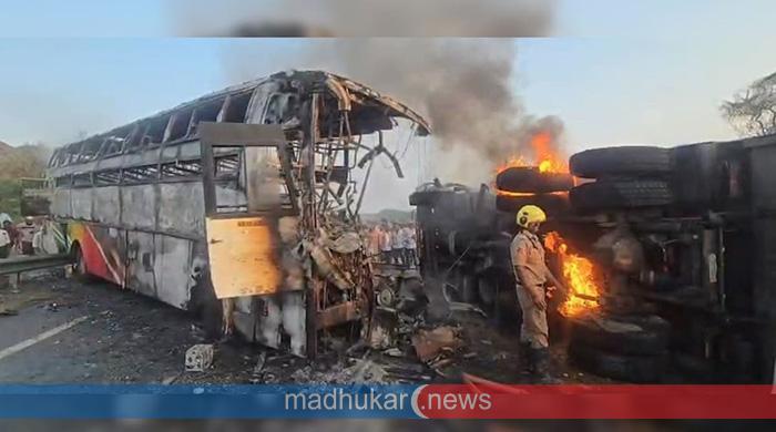 ভারতে বাস-লরির সংঘর্ষে পুড়ে মারা গেল ১২ জন