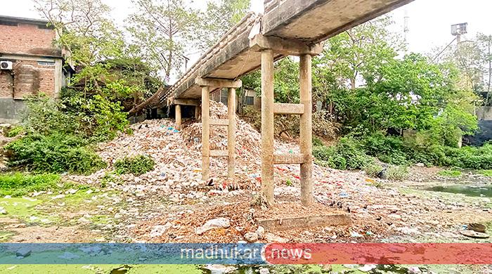 ফুলবাড়ীতে অস্তিত্ব সংকটে ছোট যমুনা এখন ভাগাড়