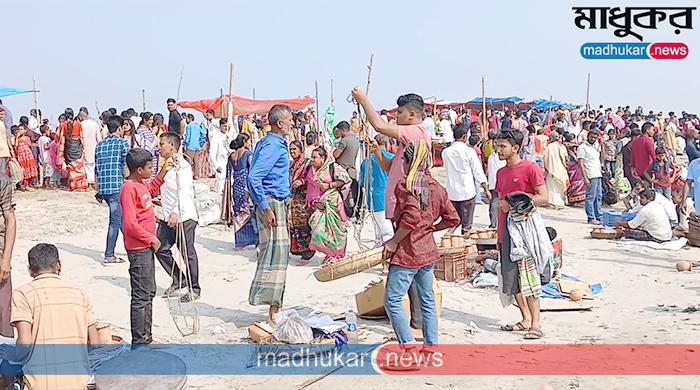 ফুলছড়ির ব্রহ্মপুত্র নদে অষ্টমী স্নান উপলক্ষে পুণ্যার্থীদের ঢল