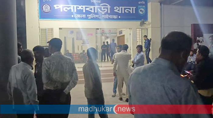 পলাশবাড়ী থানায় ঢুকে পুলিশের ওপর হামলার অভিযোগ, আটক ১ 