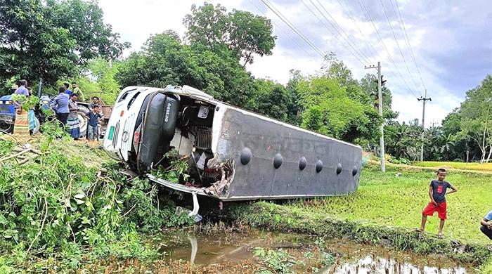 পলাশবাড়ীতে নিয়ন্ত্রণ হারিয়ে বাস খাদে, হেলপার নিহত