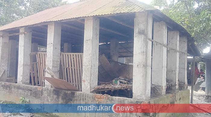 জমি নিয়ে সংঘর্ষের ঘটনায় প্রতিপক্ষের বসতবাড়ি ভাংচুর