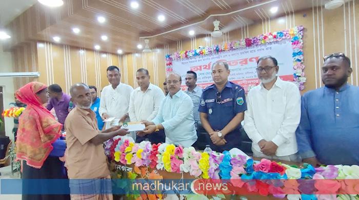 রাণীনগরে প্রধানমন্ত্রীর উপহার বিতরণ