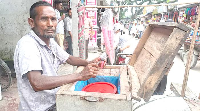 আইসক্রিম বিক্রি ফেরিওয়ালার জীবনসংগ্রাম