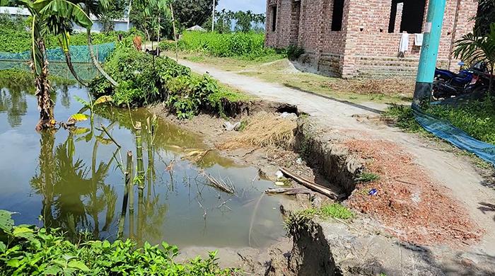 গভীর পুকুর খননে ধসে যাচ্ছে সরকারি রাস্তা ভোগান্তিতে এলাকাবাসী