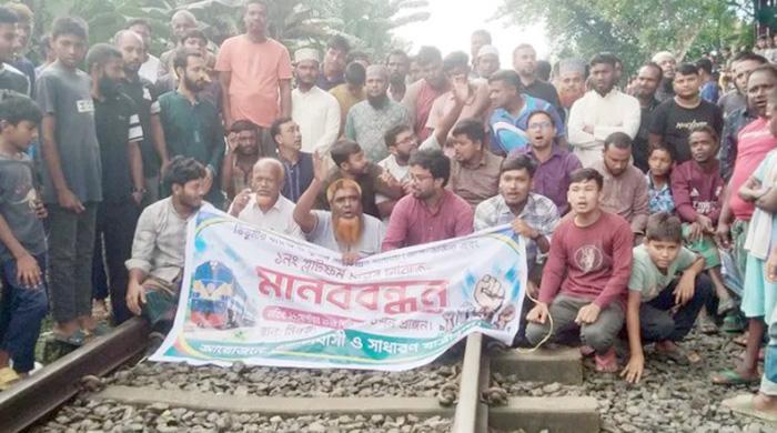 নীলফামারীর মির্জাগঞ্জ স্টেশনে ট্রেনের স্টপেজ দাবিতে রেললাইন অবরোধ, ৪ ঘন্টা চলাচল বন্ধ