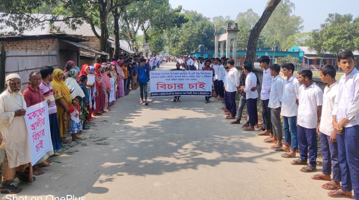 খানসামায় রাতের আধাঁরে স্কুলের তালা ভাঙার প্রতিবাদে ছাত্রছাত্রীদের মানববন্ধন