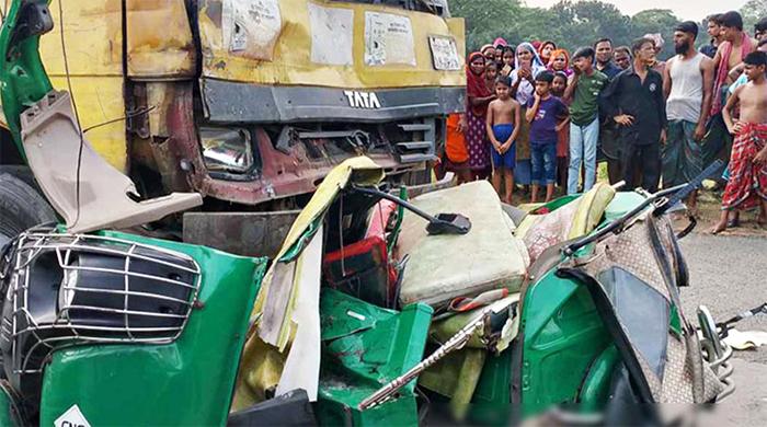 ময়মনসিংহে ট্রাক-সিএনজি সংঘর্ষ, একই পরিবারের নিহত ৪