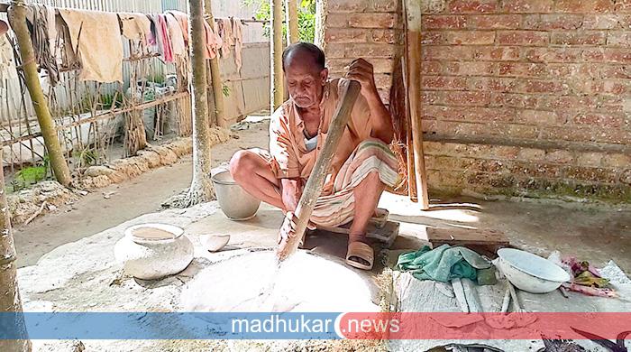 গাইবান্ধায় ঝিনুক পুড়িয়ে চুন তৈরি করেন শত পরিবার