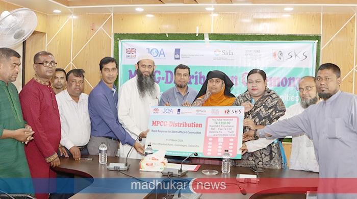 কালবৈশাখী ঝড়ে ক্ষতিগ্রস্ত পরিবারকে অর্থ সহায়তা প্রদান 