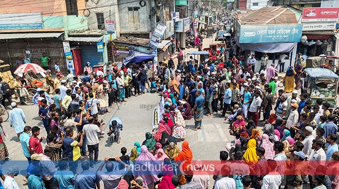 গাইবান্ধায় ইজিবাইক চালক আনিছুর হত্যার বিচারের দাবিতে সড়ক অবরোধ