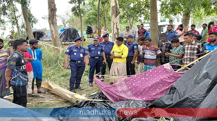 নওগাঁয় কালবৈশাখী ঝড়ে গাছ ভেঙে পড়ে অন্ত:সত্ত্বা নারীর মৃত্যু