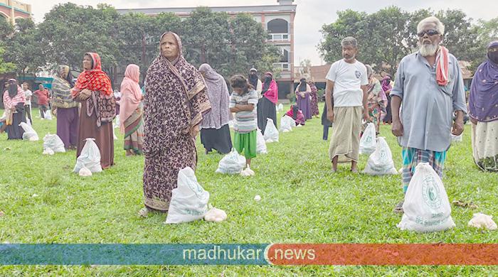 সৈয়দপুরে ইটস্ হিউম্যানিটি ফাউন্ডেশনের উদ্যোগে দুস্থদের মাঝে ঈদ উপহার সামগ্রী বিতরণ