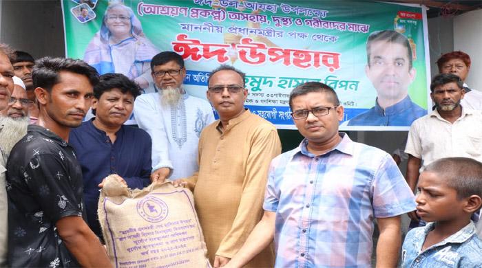 সাঘাটায় পবিত্র ঈদ-উল-আযহা উপলক্ষে (আশ্রয়াণ প্রকল্প) অসহায়, দুস্থ্য ও গরিবদের মাঝে ঈদ উপহার