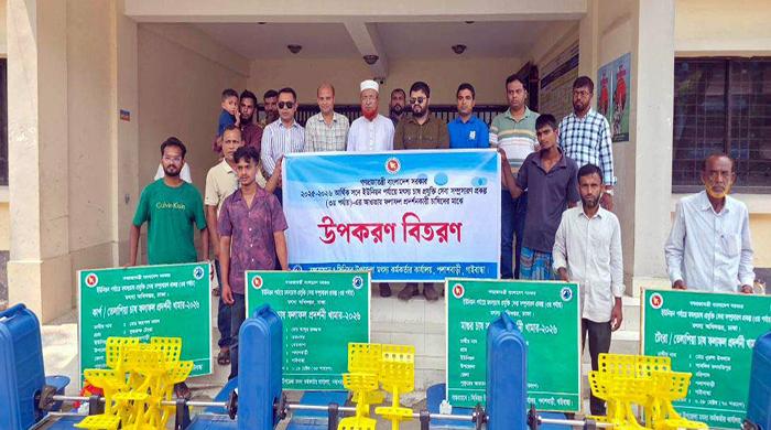 পলাশবাড়ীতে মৎস্য প্রদর্শনকারী চাষীদের মাঝে উপকরণ বিতরণ
