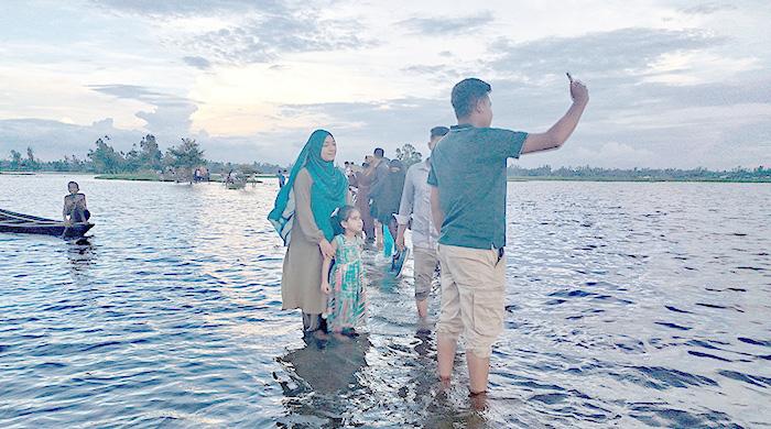 সাঘাটায় ‘মিনি কক্সবাজার’ তেনাছিড়া বিল