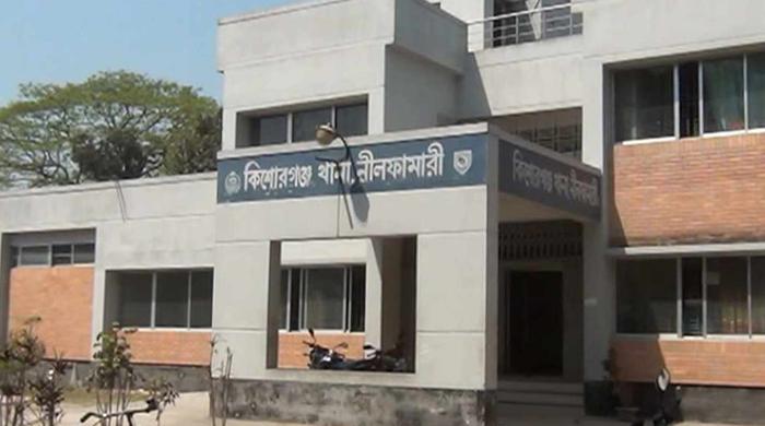 বালুর স্তুপ থেকে অজ্ঞাতনামা যুবকের লাশ উদ্ধার